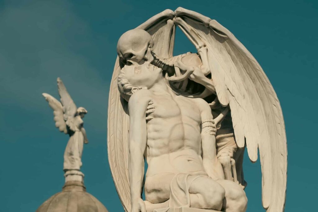 Foto de la obra "El beso de la muerte" del cementerio de Poblenou