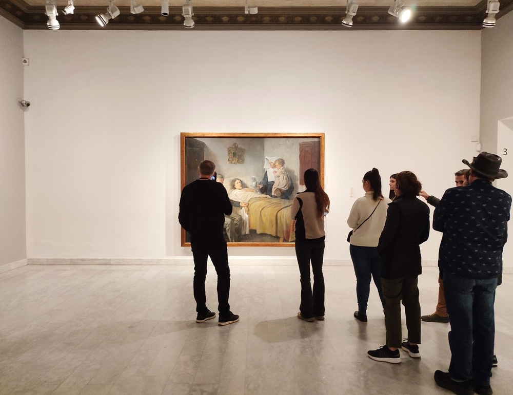 Fotografía de gente mirando obra de Picasso en el Museo Picasso de Barcelona