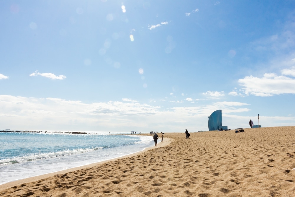 Playa de Barcelona con edificio emblema del hotel W al fondo